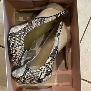 BCBG size 6 heels